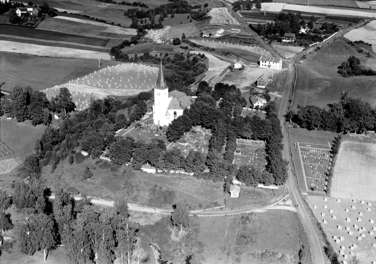 Widerøes Flyveselskap A/S, FLYFOTO VANG KLOKKERGÅRD, VANG KIRKE