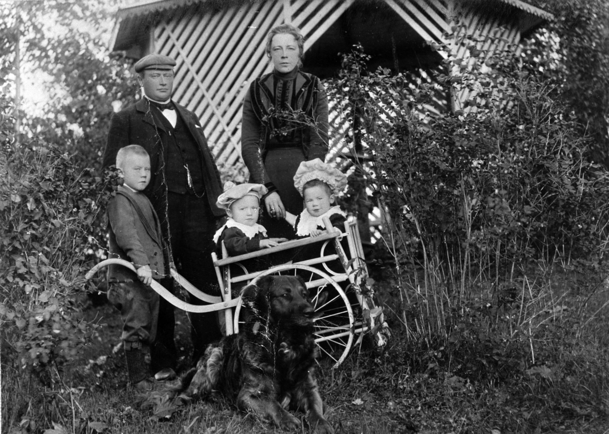 Anno Domkirkeodden, ANDREAS KARSET, JOHANNE KARSET, HELGE KARSET FØDT. 1896, AAGE KARSET FØDT. 1900, ARNE KARSET FØDT. 1901, HUNDEN TRYGG, LYSTHUS, HOL NORDRE
