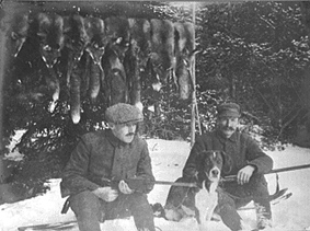 Anno Domkirkeodden, JAKT, REVEJEGERE, FRA VENSTRE: JAKOB FROGNER, GUSTAV SØRLI, HUNDEN: KLANG, REVEFANGST