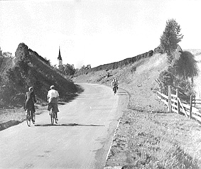 Anno Domkirkeodden, SYKKEL, VED ÅKERSKJÆRINGA, VANGSVEGEN, VANG KIRKE I BAKGRUNNEN, RIKSVEG 25, ELVERUMSVEGEN GJENNOM RIDABU