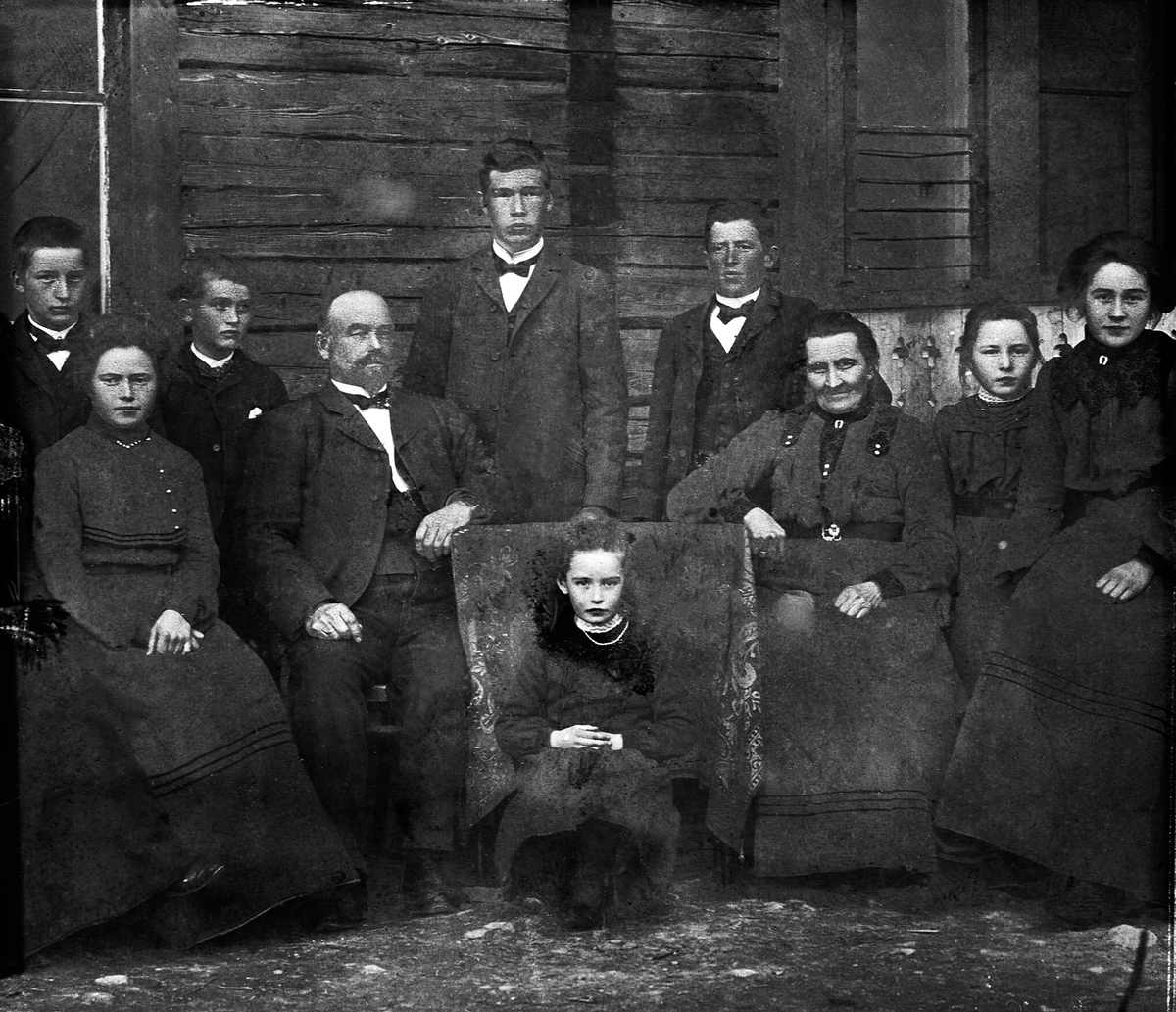 Anno Domkirkeodden, GRUPPE: 10, LÆRER TOMTER MED FAMILIE, FRA VENSTRE: MIKKEL, BERTE, GUSTAV, O. TOMTER, OSKAR, OLAUS, SYVERINE, KLARA, SIGRID, FORAN: AGNES, ØSTÅS SKOLE.