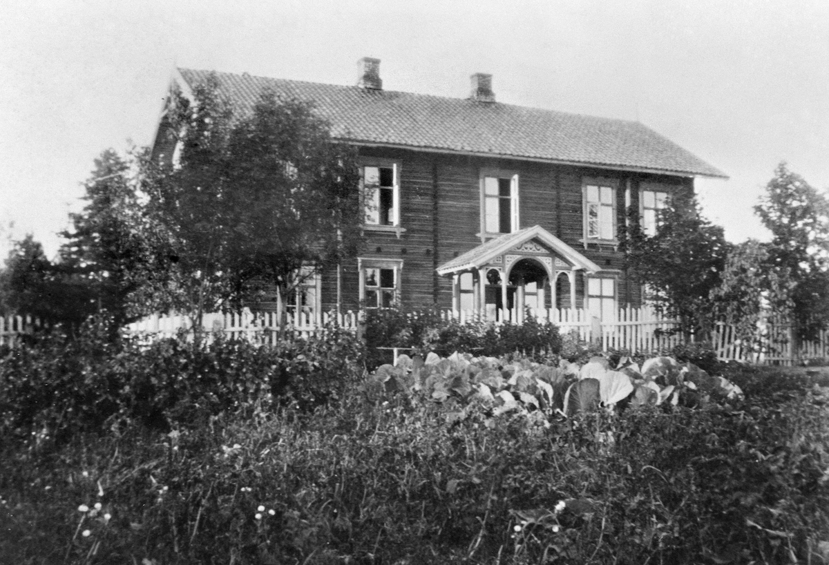 Anno Domkirkeodden, EKSTERIØR: ØSTÅS SKOLE