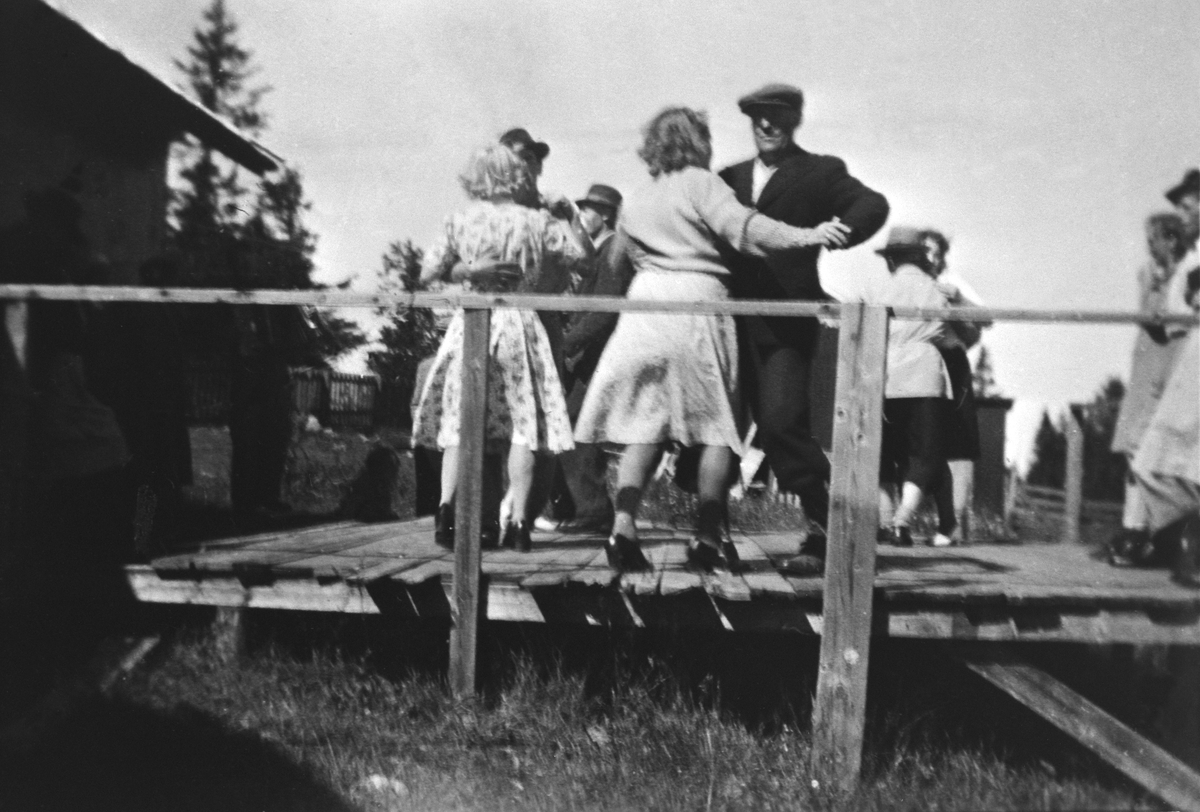 Anno Domkirkeodden, DANSEPLATTING, DANSEGULV, PAR DANSER, BRUMUND FELLESETER