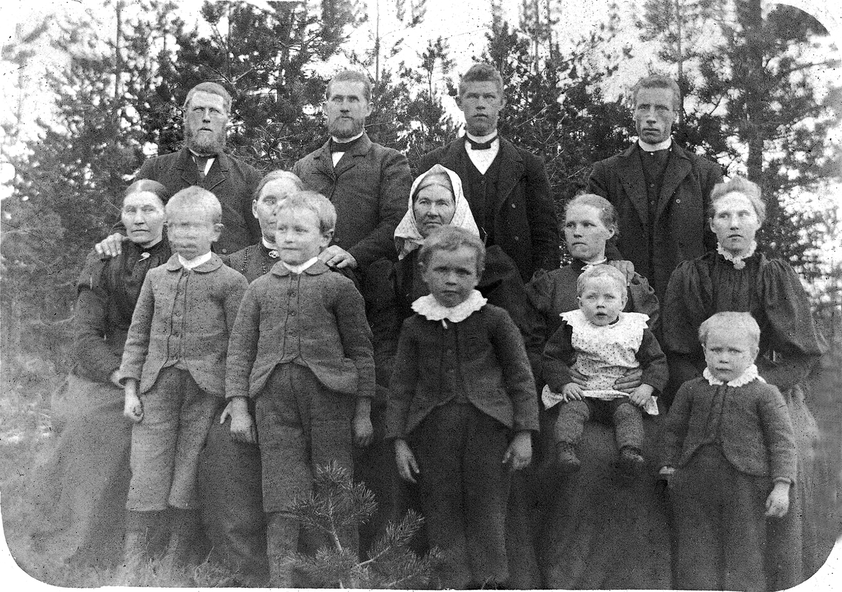 Anno Domkirkeodden, GRUPPE: 14, FAMILIEN BRENNAGEN, BAK FRA HØYRE: LUDVIK, OLAF, KRISTOFFER, MARTINIUS NYBAKK, FORAN HØYRE: GØNNER, 3 SØNNER AV OLAF, JOHAN, JOHANNES, LAURITS, ANNE PÅ FANGET TIL GUNDA OSKAR FØDT 1899 SØNN TIL OLAF, I MIDTEN: LISBETH, GUNDA OG MARTE.