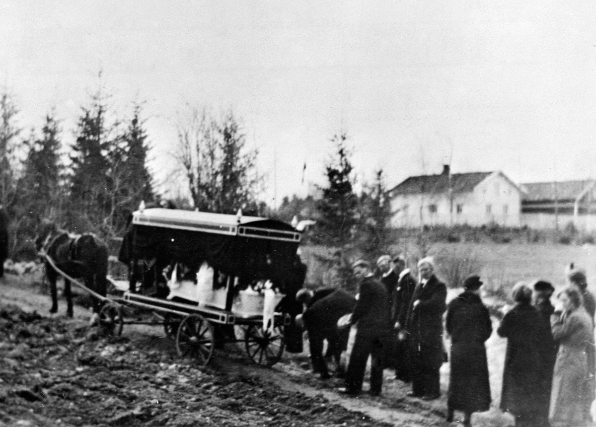 Anno Domkirkeodden, BEGRAVELSE, JOHANNE PETTERSBAKKENS GRAVFERD, HEST MED LIKVOGN, LIKFERD, PETERSBAKKEN