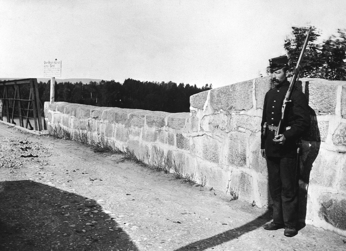Anno Domkirkeodden, ELIAS OLSEN ÅLERUDSRØNNINGEN, SOLDAT, MILITÆRUNIFORM OG GEVÆR, VAKT PÅ GAMMELBRUA, BRU OVER GLOMMA, GRENSVAKT 1905, ELVERUM