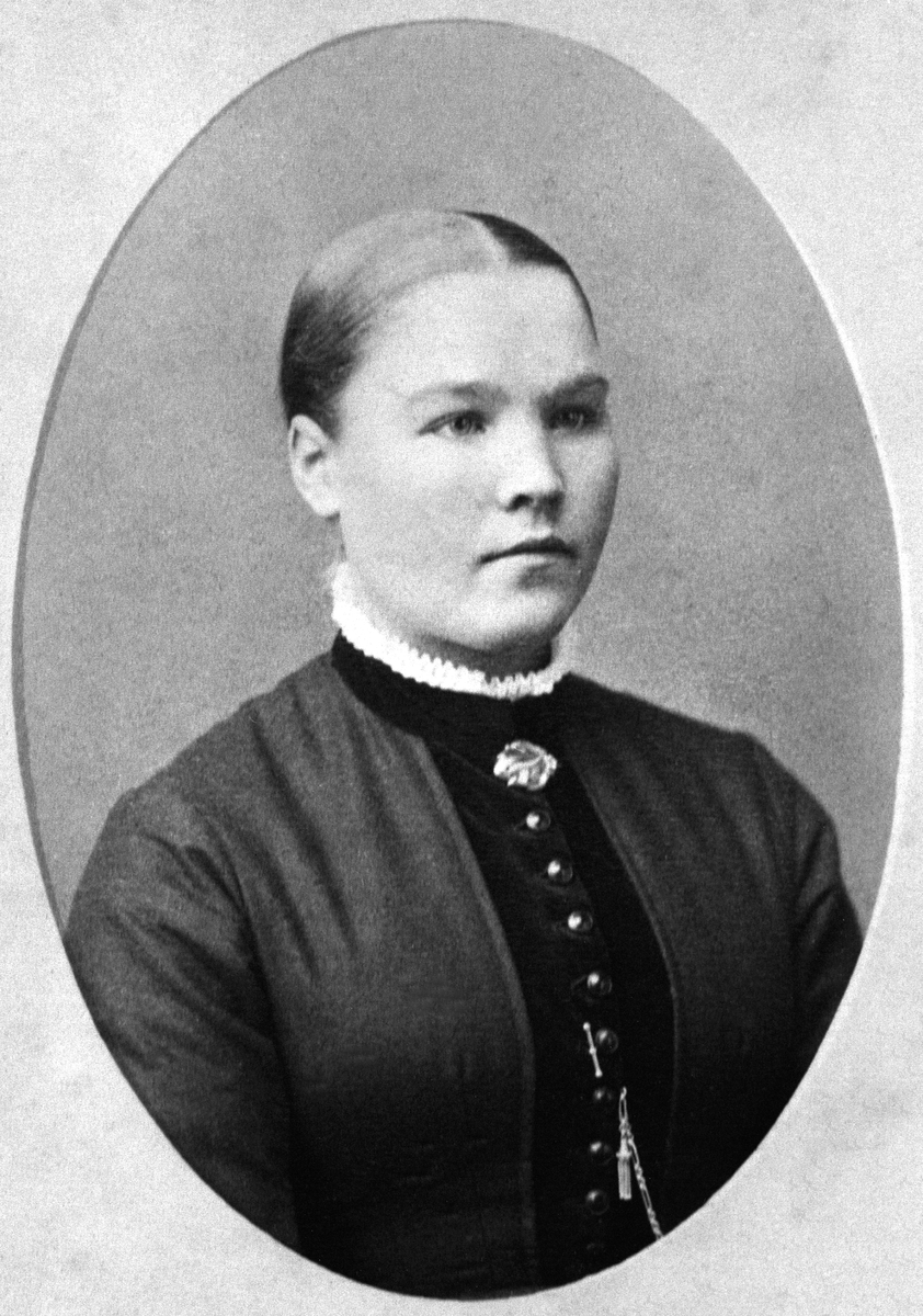Anno Domkirkeodden, PORTRETT: JOHANNE ÅSBAKKEN FØDT: 1864