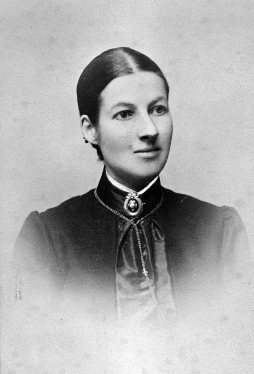 Anno Domkirkeodden, PORTRETT: KRISTINE HANUM FØDT: 1861, HANUM VESTRE