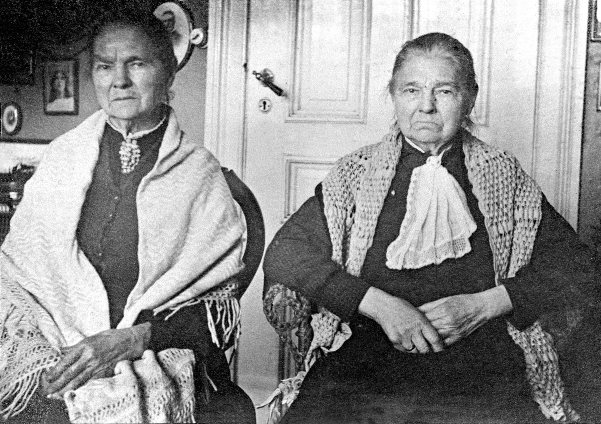 Anno Domkirkeodden, TVILLINGSØSTRE, TIL VENSTRE: HELENE HOVELSEN FØDT: 11. 09. 1847, OLINE HANSEN HOVELSEN, GILE EIE
