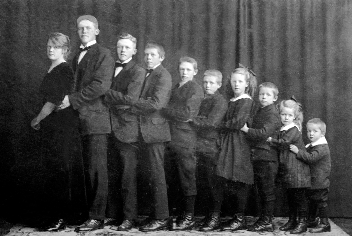 Anno Domkirkeodden, GRUPPE: 10 SØSKEN MANGERUD, FRA VENSTRE: ASLAUG, EINAR, ARNE, JOHANNES, SIGRUD, GUNNAR, JORUN, KÅRE, MARGIT, SVERRE, BJØRTOMTEN ØVRE