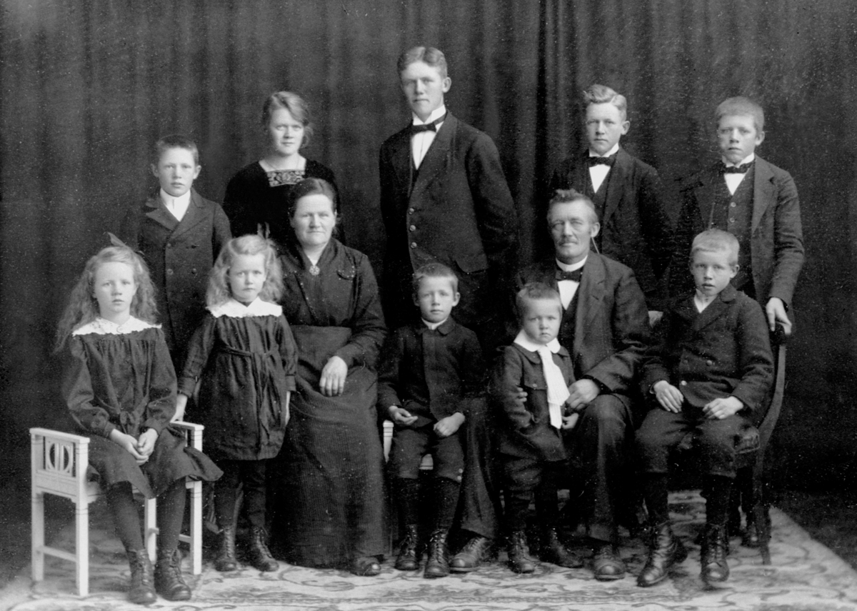 Anno Domkirkeodden, FAMILIEGRUPPE: 12, JOHANNE MANGERUD OG ANDREAS MANGERUD MED BARN, BAK FRA VENSTRE: SIGURD, ASLAUG, EINAR, ARNE, JOHANNES, FORAN: JORUN, MARGIT, KÅRE, SVERRE, GUNNAR.
