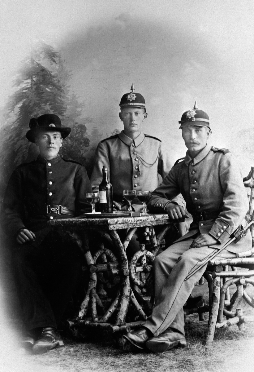 Anno Domkirkeodden, GRUPPE: 3 SOLDATER RUNDT BORD, SYVER NARMO TIL VENSTRE. FØDT: 1873. NARMO NEDRE