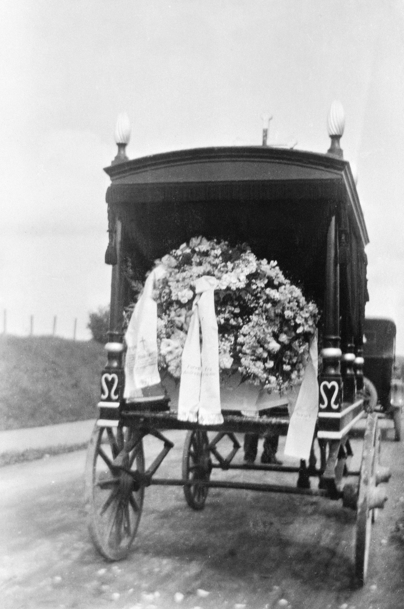 Anno Domkirkeodden, KISTE PYNTET MED BLOMSTERKRANSER PÅ LIKVOGN, ANDREAS SØBYS BEGRAVELSE 1904 - 1924, SØBY