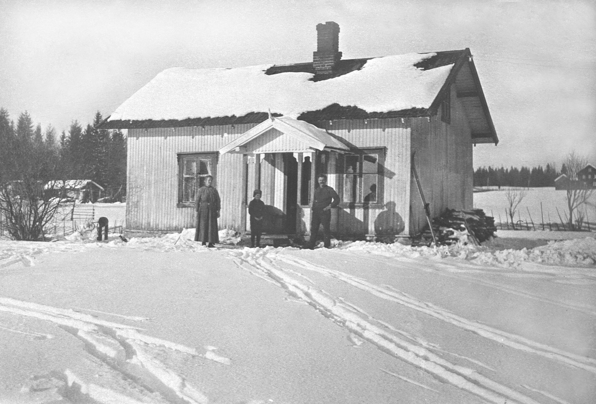 Anno Domkirkeodden, EKSTERIØR: HUSMANNSPLASS BRODAL UNDER SKRAMSTAD, GRUPPE: 3 FORAN HUSET, KAREN BRODAL, UKJENT, OLE BRODAL, VINTER