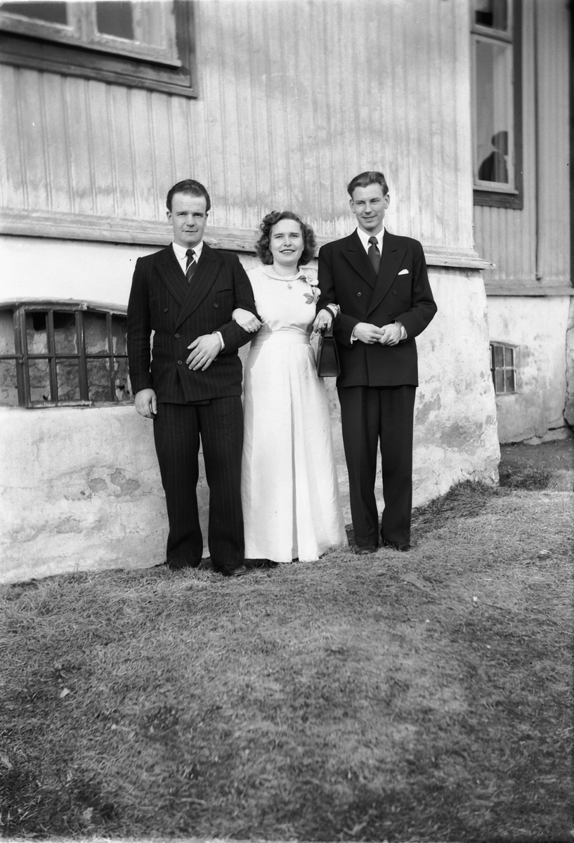 Håkon Prestkværn, To menn i dress sammen med en kvinne i kjole. Til venstre Magne Grimerud. De to andre er ukjent.