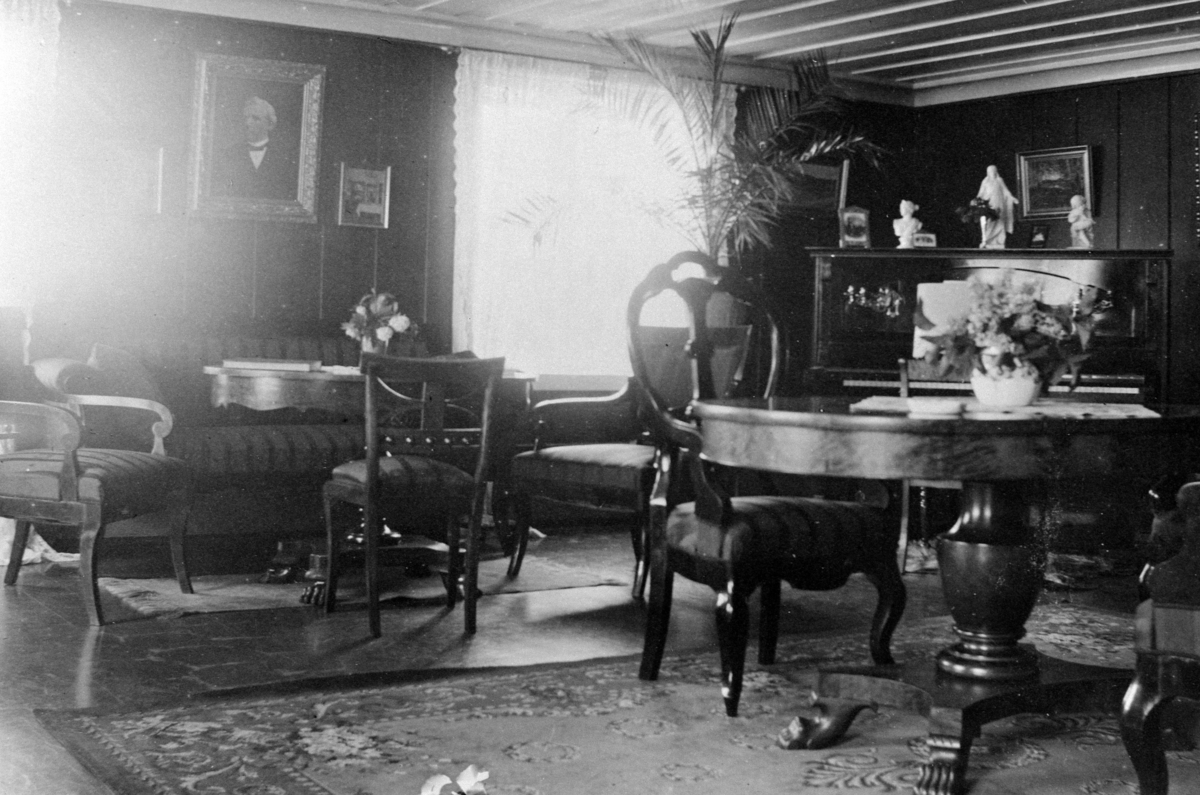 Anno Domkirkeodden, INTERIØR: VESTRE STUE, BORD, STOLER, PIANO, MALERIER, TEPPER, GARDINER, BLOMSTERVASER, ÅLSTAD GÅRD