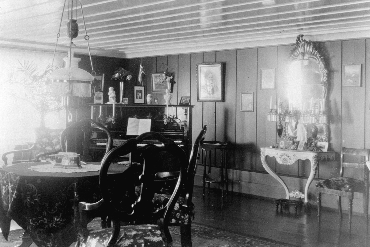 Anno Domkirkeodden, INTERIØR: VESTRE STUE, BORD, STOLER, PIANO, MALERIER, TEPPER, SPEIL, PALME, MØBLER, ÅLSTAD GÅRD