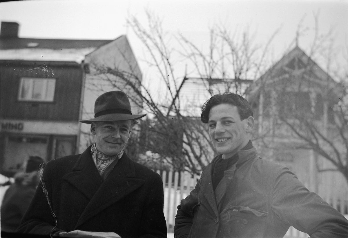 Håkon Prestkværn, To menn foran et hus. Til høyre Lautitz Syvertsen, født i 1926.