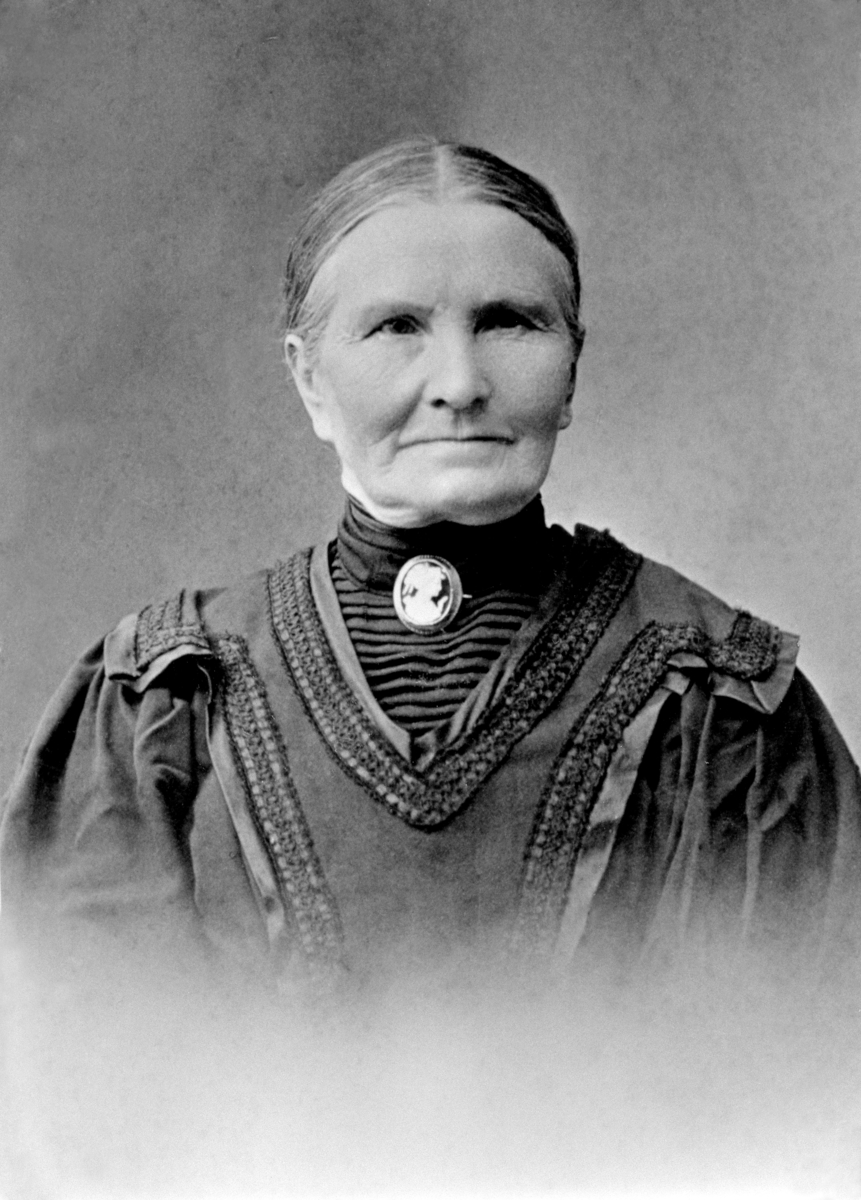 Anno Domkirkeodden, PORTRETT: JOHANNE SØBERG FØDT: 1852, SØBERG UNDER DØRUM