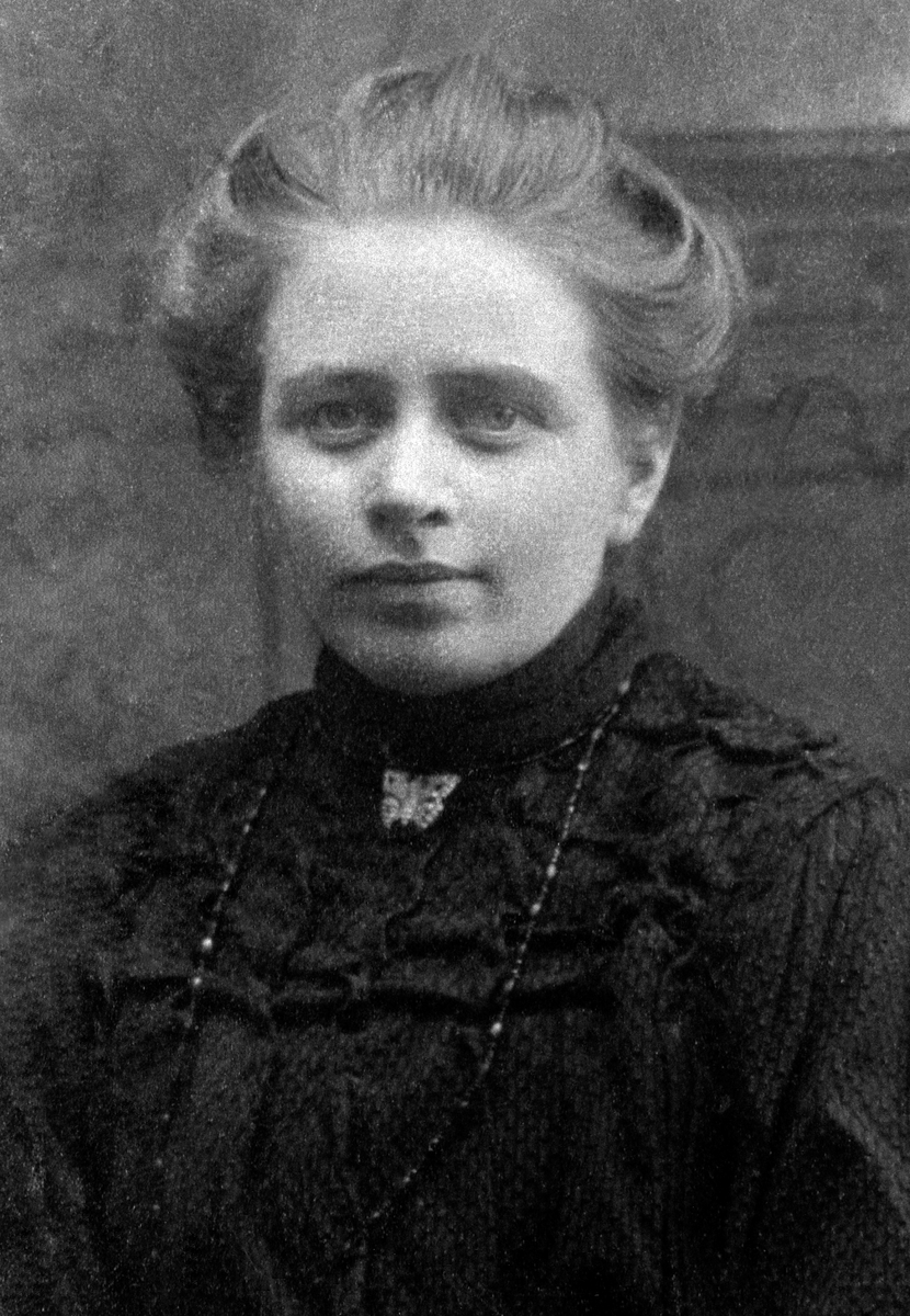 Anno Domkirkeodden, PORTRETT: JULIE ENGEBAKKEN FØDT: 1882, HOLABAKKEN