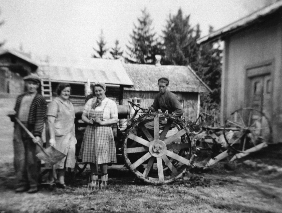 Anno Domkirkeodden, POTETONN, JERNTRAKTOR MED POTETOPPTAGER, JERNHJUL, GRUPPE: 4 FORAN, PETTERSBAKKEN