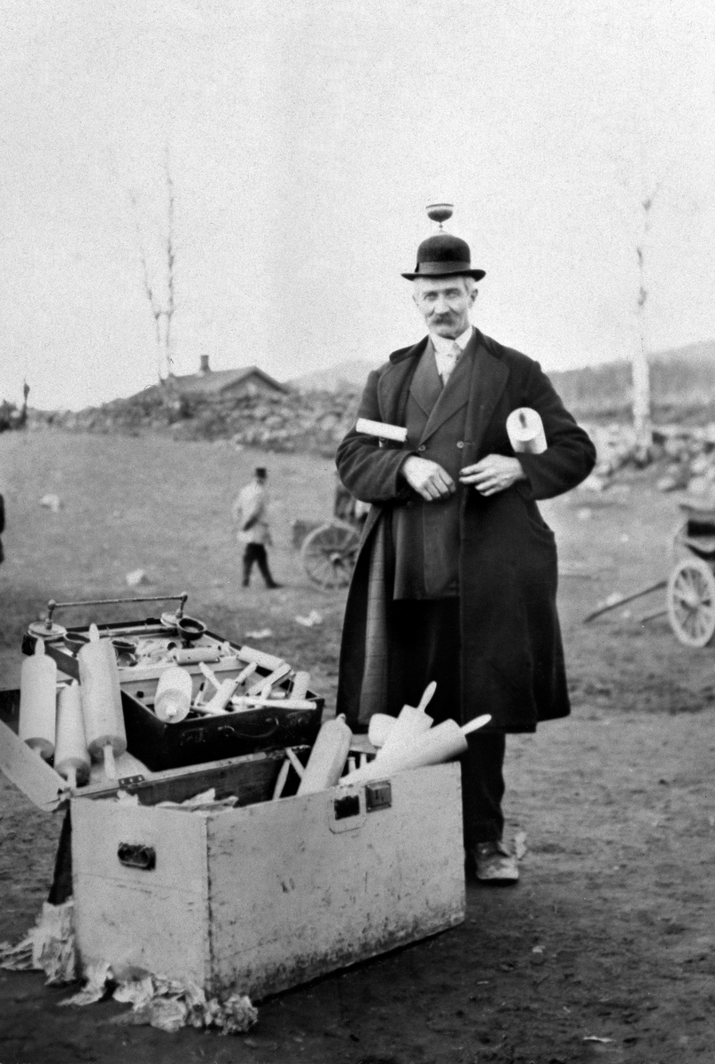Anno Domkirkeodden, TREDREIER PEDER I. TANGLIEN 06. 08. 1869 - 1936, NARMOEIE, KISTE MED KJEVLER OG ANNET TREARBEID SOM HAN SOLGTE PÅ GRUNDSETMARTN, MARKED