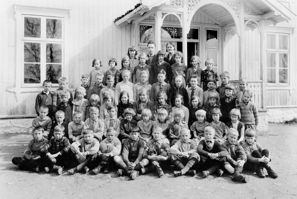 Anno Domkirkeodden, GRUPPE: 59 SKOLEELEVER MED LÆRERE FORAN ØSTÅS SKOLE. CA. 19301 REKKE F. V. EINAR JØRGENSEN, ODDV. SKYMOEN, IVAR AASBAKKEN, HÅVARD ALDERSLYST, ARILD EVENSEN, AUGUST HOLENBAKKEN, GUNNAR ANTONSEN, KNUT KARSETH, ODDV. HOLENBAKKEN, HÅKON SANDE. 2 REKKE F. V. EINAR LUNDE, OLE LUNDE, ARNE AASBAKKEN, KÅRE …