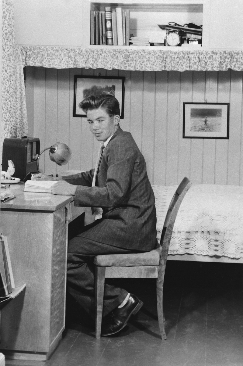 Anno Domkirkeodden, INTERIØR: UNGDOMSROM, OLE ANDREAS SKRAMSTAD FØDT: 1929, SKRIVEPULT, KURERRADIO, BØKER, SENG, KALLERUD