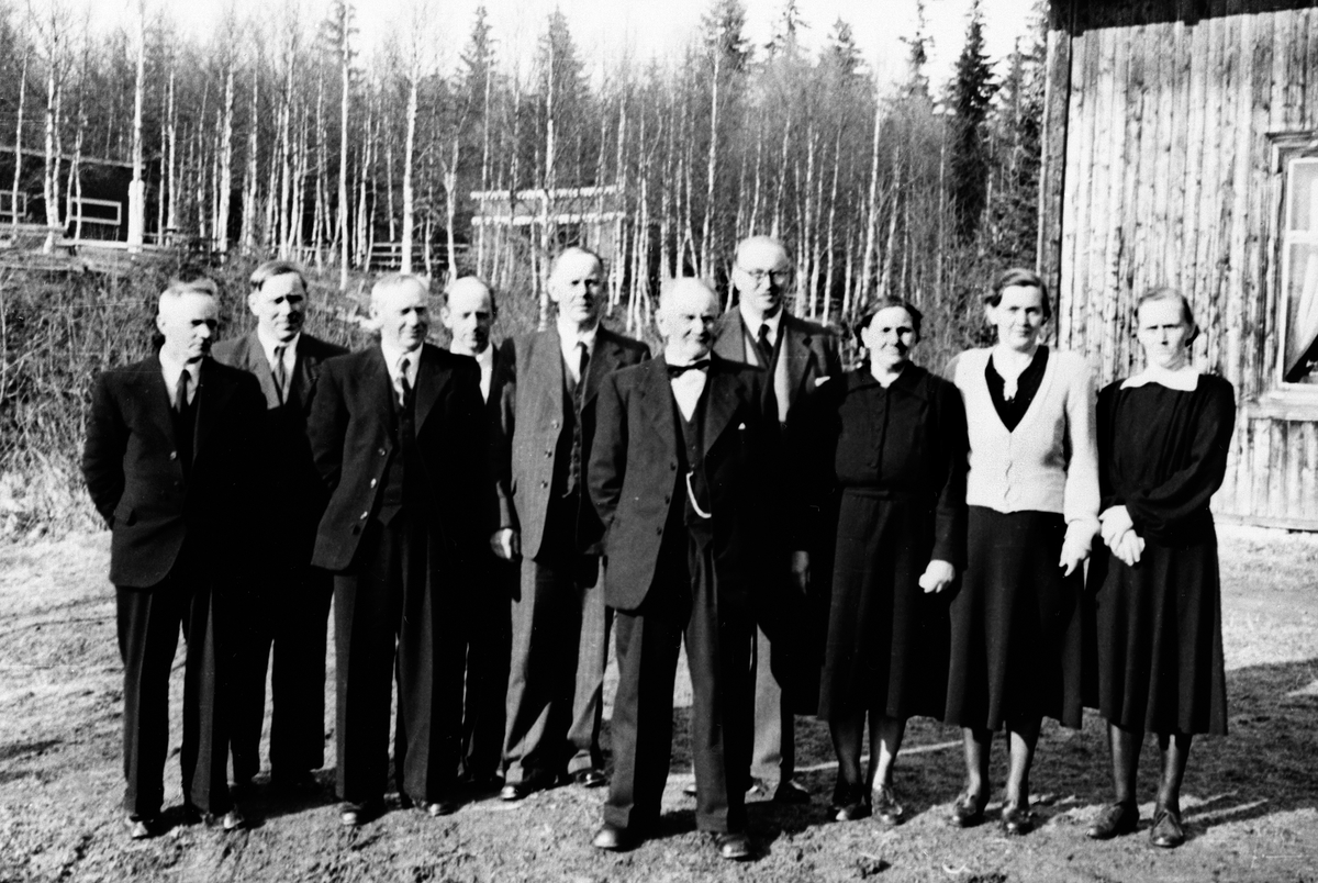 Anno Domkirkeodden, NORDSVEEN, BEGRAVELSE ETTER JULIE NORDSVEEN, HENNES BAR FRA VENSTRE: MARTIN, HÅKON, ANDERS, OLAF, ELIAS, MANNEN HELGE NORDSVEEN, ANDREAS, ASTA, JOHANNE OG MAGDA