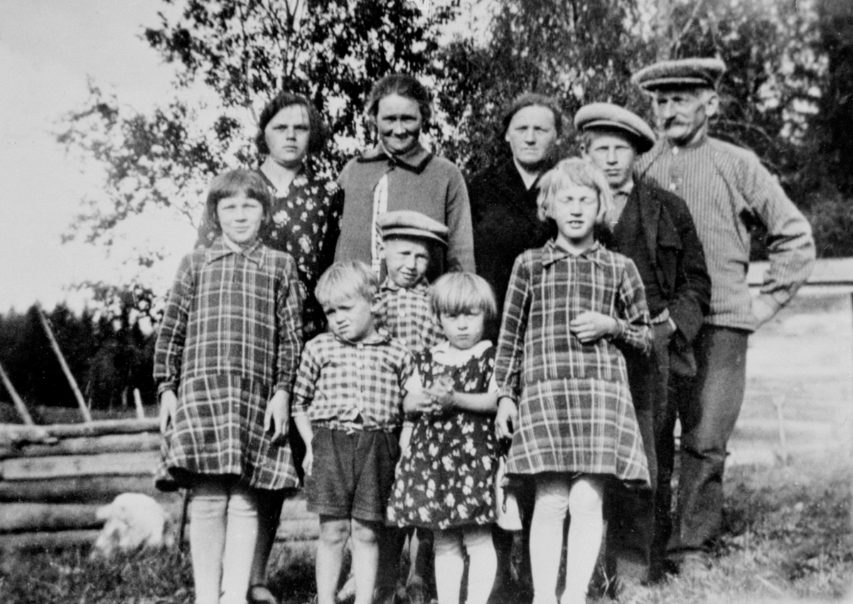 Anno Domkirkeodden, KARLSVANG, FAMILIE GRUPPE 10, BAKKE, FORAN FRA VENSTRE: JENNY, ODDVAR, JOHANNES, SARA, KLARA, BAK FRA V: MARGIT, LAURA LUKASSEN, OLINE, ALF OG KARL.