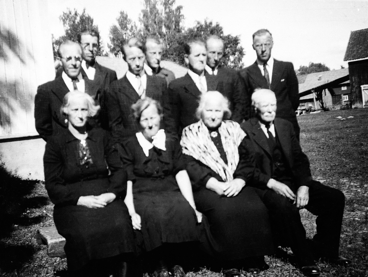 Anno Domkirkeodden, GRUPPE 11 FAMILIEN BERGSETTBAKKEN, FORAN FRA VENSTRE: MARTA, BEATHE, BERTA, HELGE, BAK FRA VENSTRE: HARALD, HÅKON, ARNE, BØRRE, BIRGER, BJARNE OG JOHANNES.