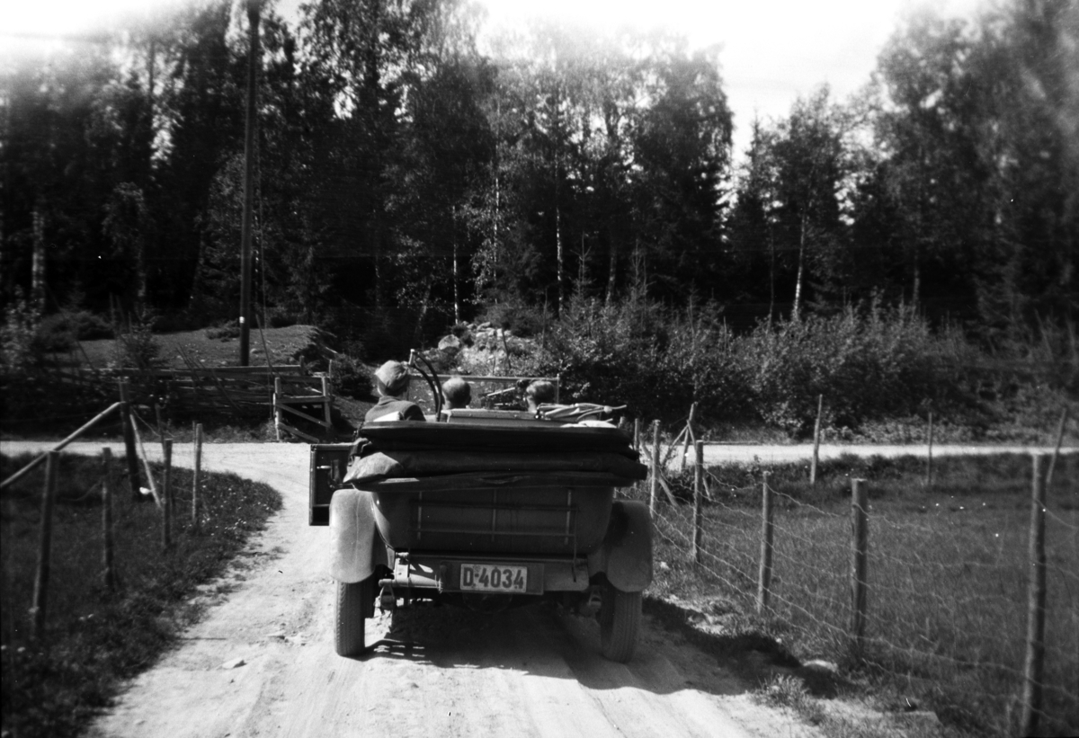 Anno Domkirkeodden, JACOB TOMTER KJØPTE BIL I 1930- ÅRENE. HAN OVERLOT TIL SØNNENE LEIF OG GUDMUND Å KJØRE. HAN TOK ALDRE SERTIFIKAT SELV. CA 1947. REG. NR. D- 4034.