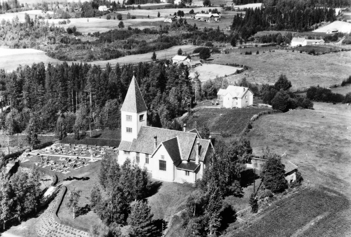Anno Domkirkeodden, FLYFOTO, ØVRE VANG KIRKE, FORSAMLINGSLOKALET SANDBERG. 1950-TALLET.