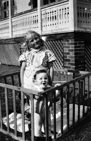Anno Domkirkeodden, VESTÅS SKOLE 1949. MAGNHILD O. WANGEN OG OLE JACOB WANGEN, BARN, LEKEGRIND, FORAN LÆRERBOLIGENSE MINNER IFRÅ VANG 2007 S. 87