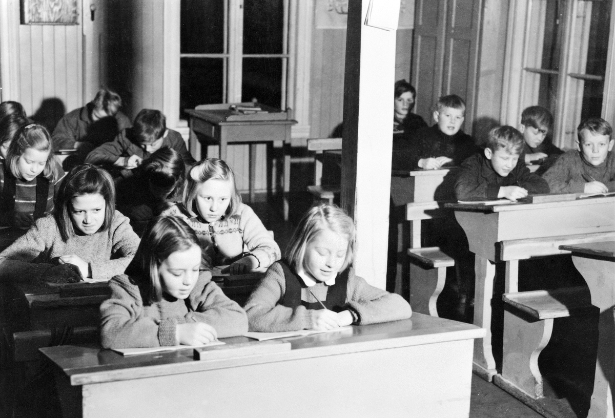 Anno Domkirkeodden, VESTÅS SKOLE, ELEVER I KLASSEROM, PULTER, NAVN PÅ JENTENE 1 REKKE GUDLAUG DUFSETH OG MARIT JOHANNESEN, 2. REKKE SIGRID MIKKELSEN OG ESTER KNUTSEN. 3. REKKE EDEL TANGEN OG DELVIS SKJULT RANDI BØRRESEN. BLANT GUTTA PÅ HØYRE SIDE ER BLA. ANDREAS SÆHLIE, HELGE SKOGEN, OSVALD RØHR, GUDMUND DUFSETH OG OD…