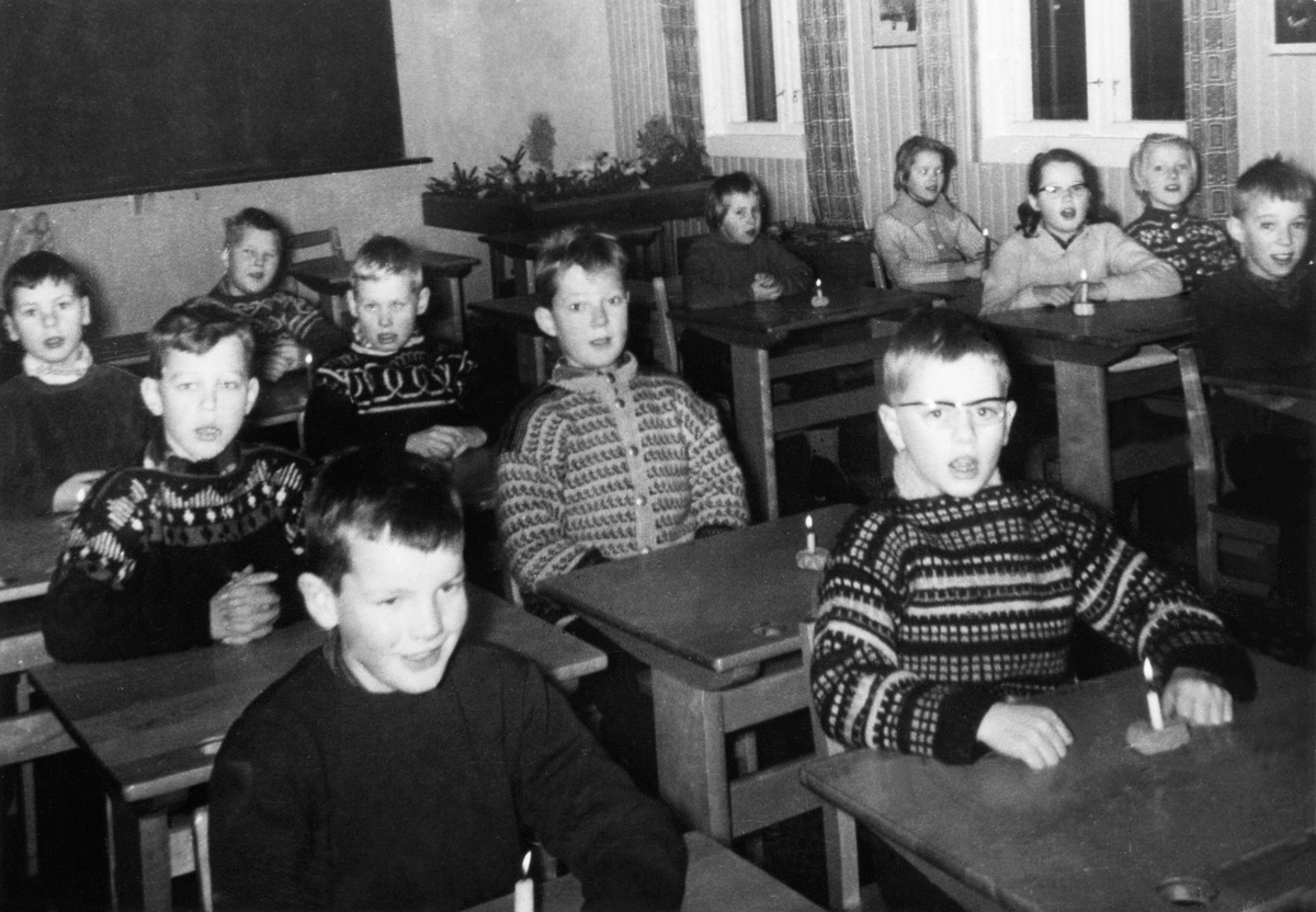 Anno Domkirkeodden, FARMEN SKOLE, ILSENG. ELEVER I KLASSEROM.