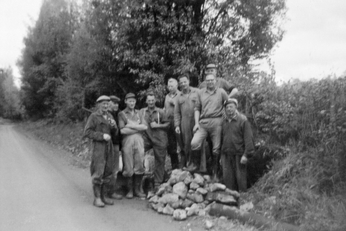 Anno Domkirkeodden, DUGNADSGJENG I INGEBERGBAKKEN VEL, ANLEGG AV GATELYS FRA LINDBO HANDEL TIL HOELSTUA PÅ INGEBERG I 1964. F. V. JOHAN HJEMLI, HENRY LUND, MIKAEL SOLLIEN, MIKAEL LØVBAK, HALVOR GRANLI, DYRE BEKKEN, LARS LUKASSEN OG OLAF BEKKEN, BAKERST SVERRE LØBAK. Bilde er tatt av Mina Hjemli Sveseter.