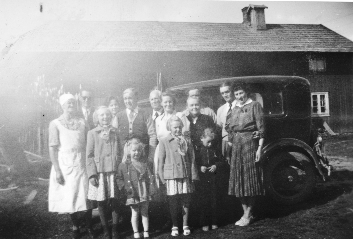 Ukjent, Slemsrud i Vang H omkring 1955. familieselskap. F. v. Bente Slemsrud, Henrik, Marie f. Berntsen, Reidar Westgaard, ukjent, Laura Westgaard, Erling Westgaard, delvis skjult av mora Karen Westgaard, Johan Westgaard og Anna Westgaard. Barna foran er f. v. Kari, Berit, Eva og Erik Westgaard. Bilen bak …