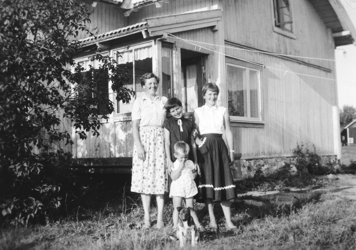 Ukjent, Nyhagen i Vang. 88/13. Bildet er tatt ca. 1957. Denne bygningen er revet og erstattet med ny i 1967. Fra venstre Asta Magnussen, ei flyktningjente fra Ungarn som oppholdt seg i Nyhagen noen uker, Magna Magnussen og Tor Nybakken.