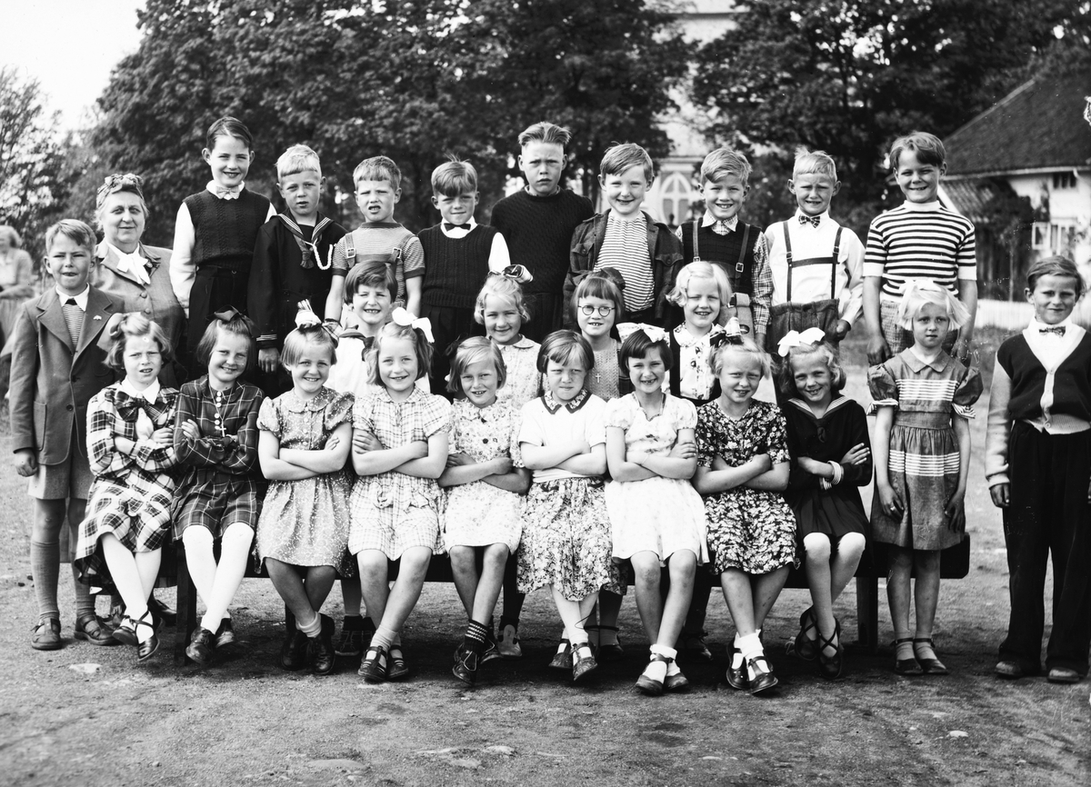Ukjent, Ridabu skole 1951/1952. Sittende f. v. Eva Rønnaug Bryhn, Sollveig Øverby, Randi Karin Strand, Anne Gro Skaar, Marit Holte, Astrid Østvang, Unni Tomter, Anne Lise Haugli, Eva Oddveig Nordbekken, Nanna Wedel Jarlsberg, Bjørn Hansen. 2 rekke f. v. Per Børdahl, lærer Kristine Bakke, Helge Olsen, Stein…