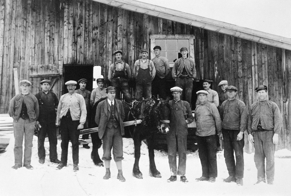 Anno Domkirkeodden, Rokosjøsaga, Løten, gruppe 16, arbeidere ca 1935. F.v. Oskar Bjørnstad, Gunnar Nilsen, Johan Norsted, Johan Nordsveen, Nils Herdahl, sagbruksbestyrer Lien, Ludvik Nordvi, Mathias Østlund, Johan Nordli, Martin Finstad, Polmar Bekkelund, Ole Blystad, sagbruksformann Anton Høgholen, Einar Mogen, Oskar…