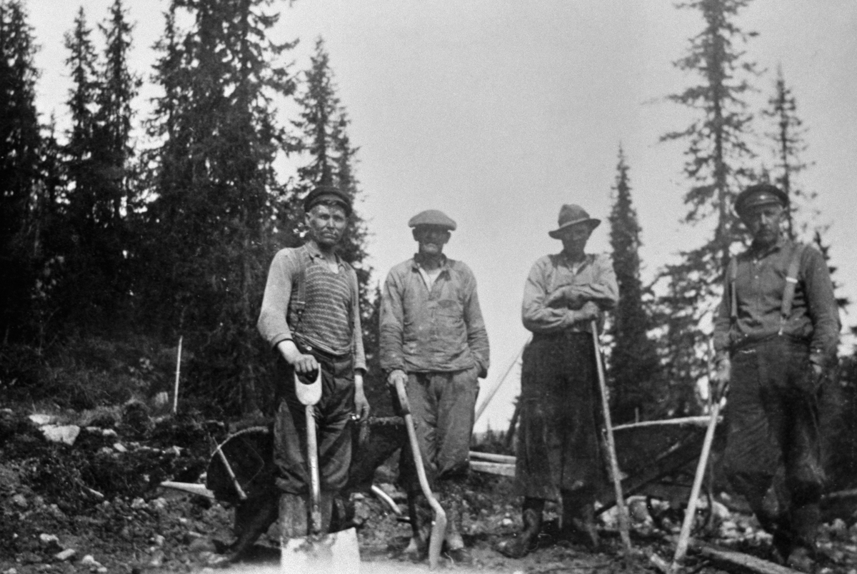 Anno Domkirkeodden, ANLEGGSARBEID, FJELLVEGEN STØREGARDEN-GITVOLA, LØTEN. OSKAR NORDAL, JOHAN NYLAND, KOLBJØRN LIE, JØRGEN SØMOEN. Foto tatt 1937.