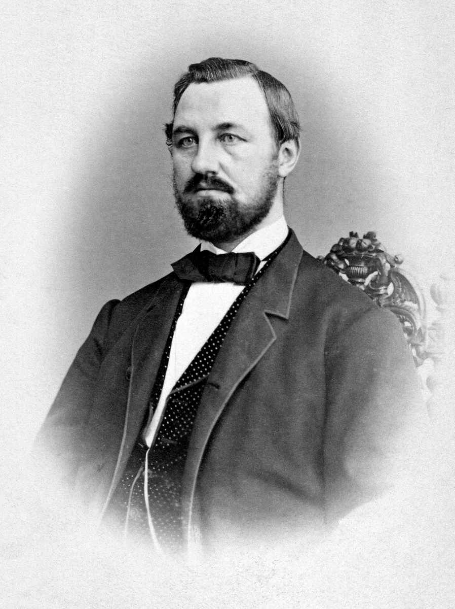 Anno Domkirkeodden, VINHANDLER P. A. LARSEN, CHRISTIANIA, SØNN AV LENSMANN LARSEN. PORTRETT. EIER: OLE KRISTEN SOLBERG, 2340 LØTEN. FOTOGRAF CARL A. LARSEN (BROREN) CHRISTIANIA.