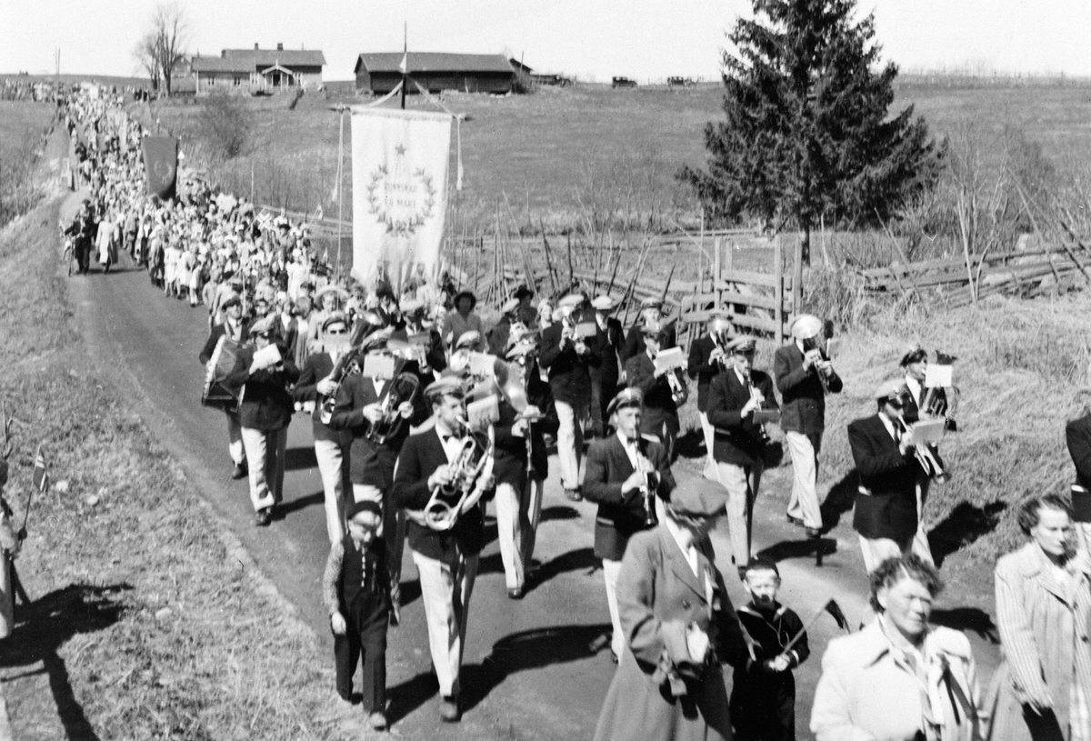 Anno Domkirkeodden, VENSBAKERIET 17. MAI. 17. MAI TOG. MUSIKKORPS. FANE. FRA VENSTRE LITEN GUTT KNUT KJEVERUD GÅR SAMMEN MED SIN FAR HJALMAR KJEVERUD.