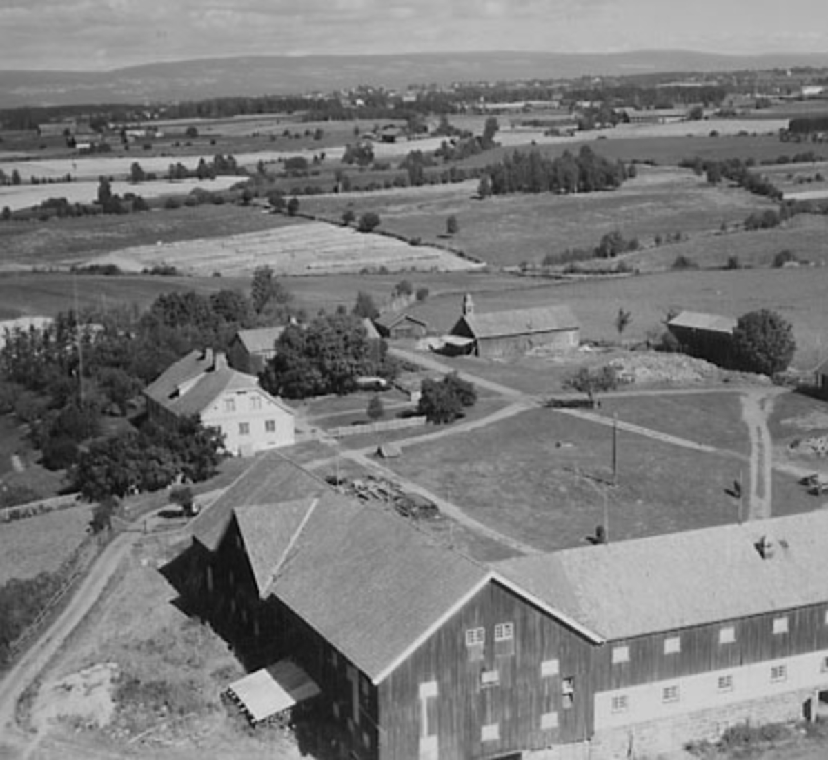 Widerøes Flyveselskap A/S, HUSEBY GÅRD, FLYFOTO