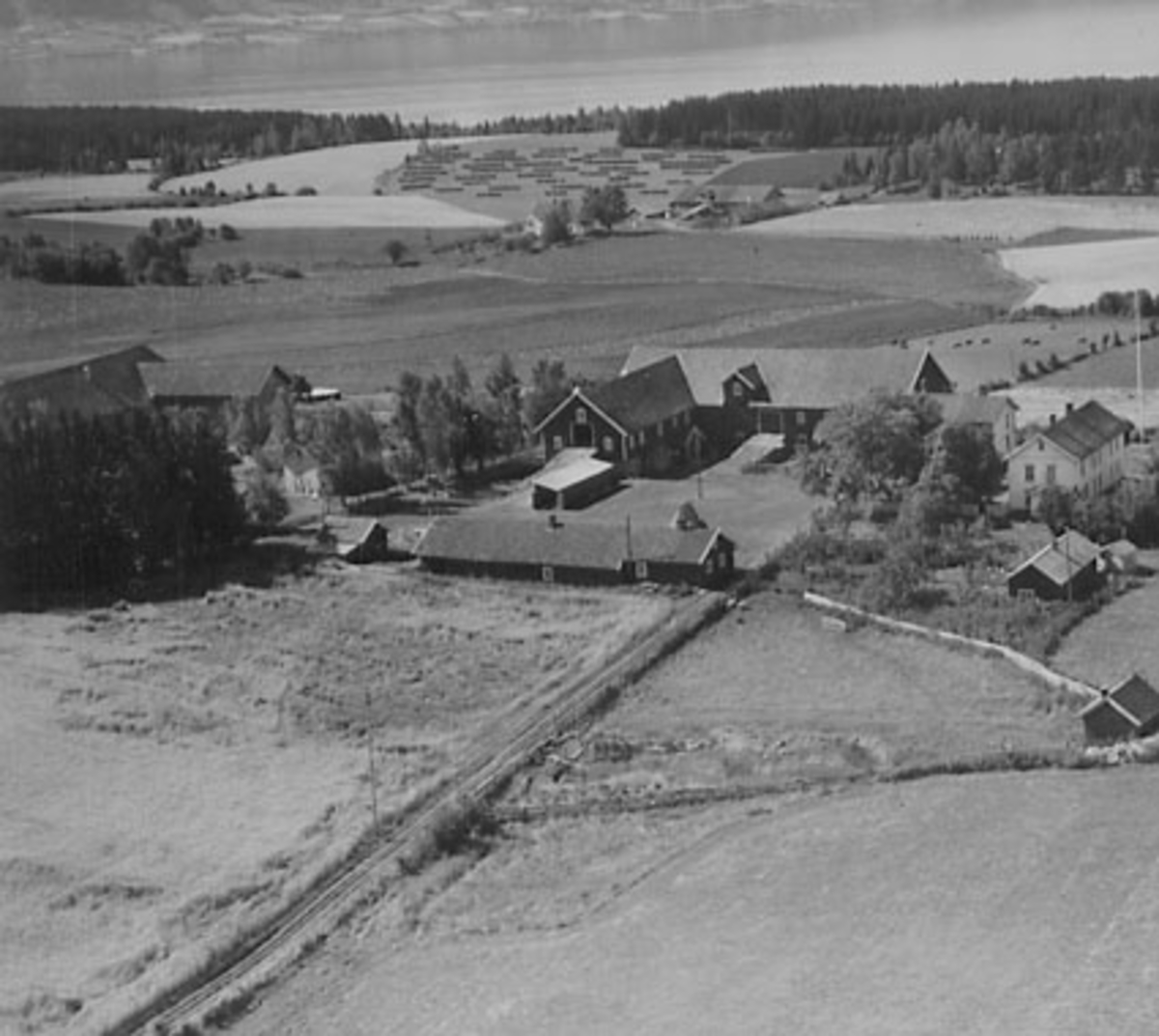 Widerøes Flyveselskap A/S, HEMSTAD GÅRD, STANGE VESTBYGD, FLYFOTO