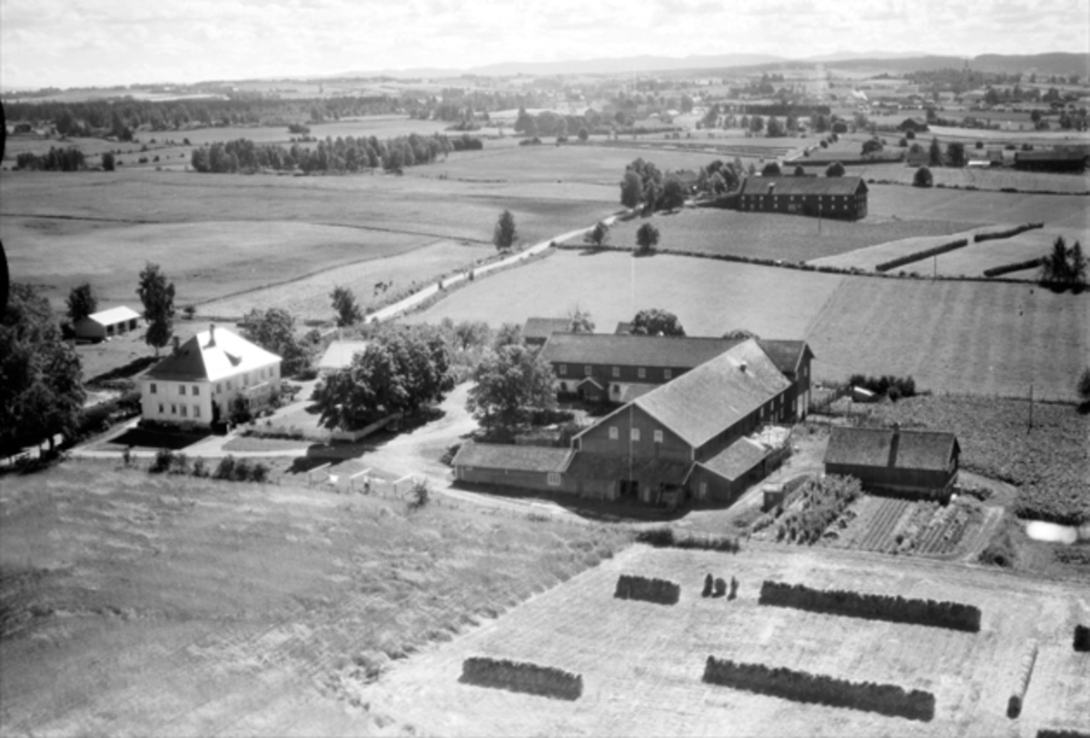 Widerøes Flyveselskap A/S, NØTTESTAD NORDRE GÅRD, FLYFOTO (Korrigert til Nøttestad søndre)