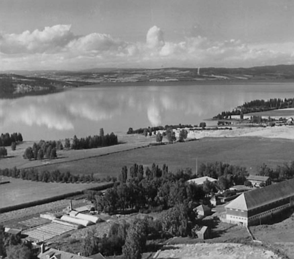 Widerøes Flyveselskap A/S, STAUR FORSØKSGÅRD, FLYFOTO