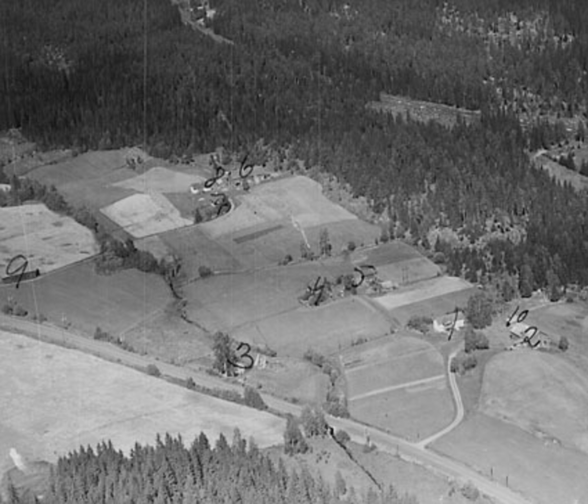 Widerøes Flyveselskap A/S, ULSTEN (ULSTEEN) GÅRD, FLYFOTO