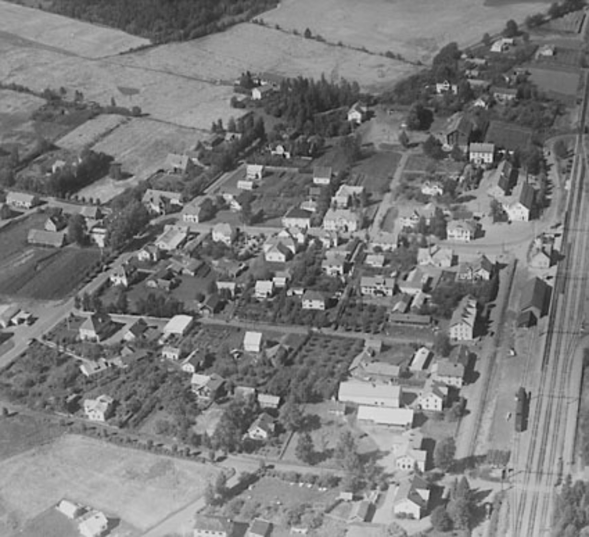 Widerøes Flyveselskap A/S, STANGEBYEN, SILO OG STASJON, FRA SØR, FLYFOTO